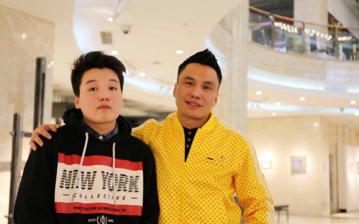 Хөтлөгч Нба хүүгээ танилцуулав